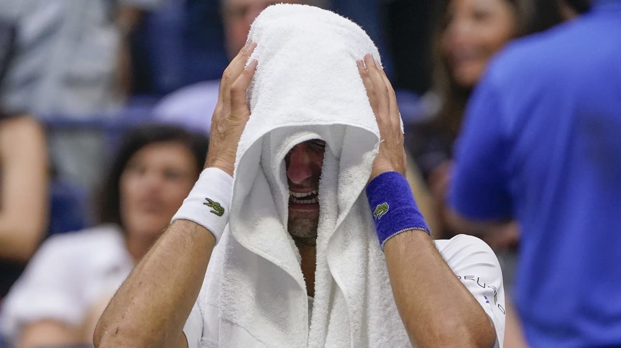 Srbský tenista Novak Djokovič plače na lavičke.