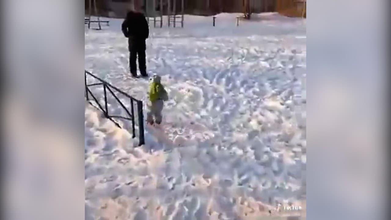 Najroztomilejšie, čo ste za poslednú dobu videli: Pozrite sa, ako sa bábätko teší zo snehu! Počkať, veď to nie je dieťa...