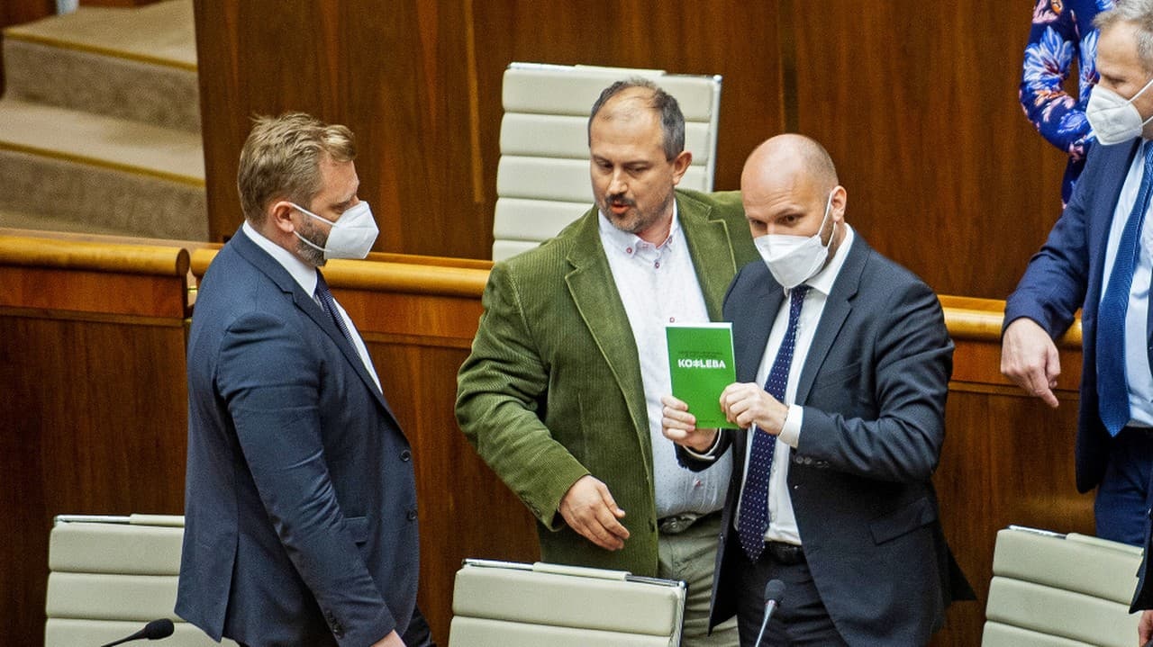 Marián Kotleba, ktorý ignoruje nosenie respirátora, sa dostal do konfliktu s Naďom.