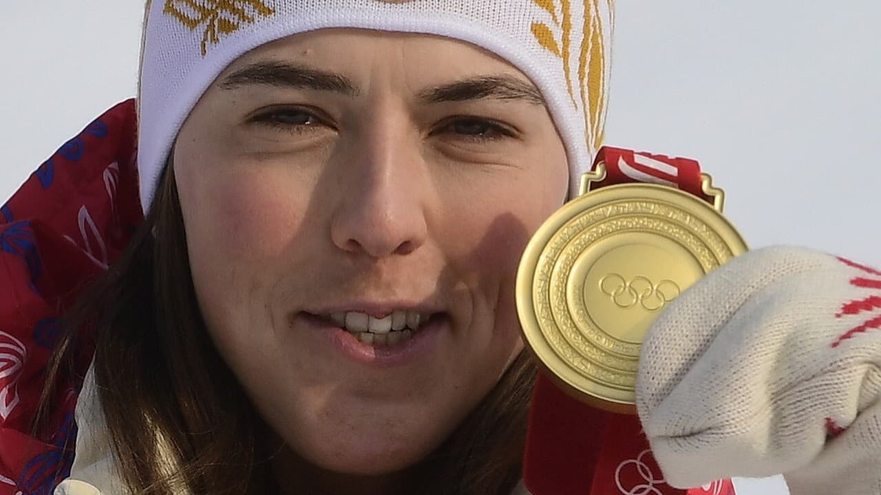 Na snímke slovenská lyžiarka Petra Vlhová pózuje na pódiu so zlatou medailou po jej víťazstve v 2.kole slalomu žien.