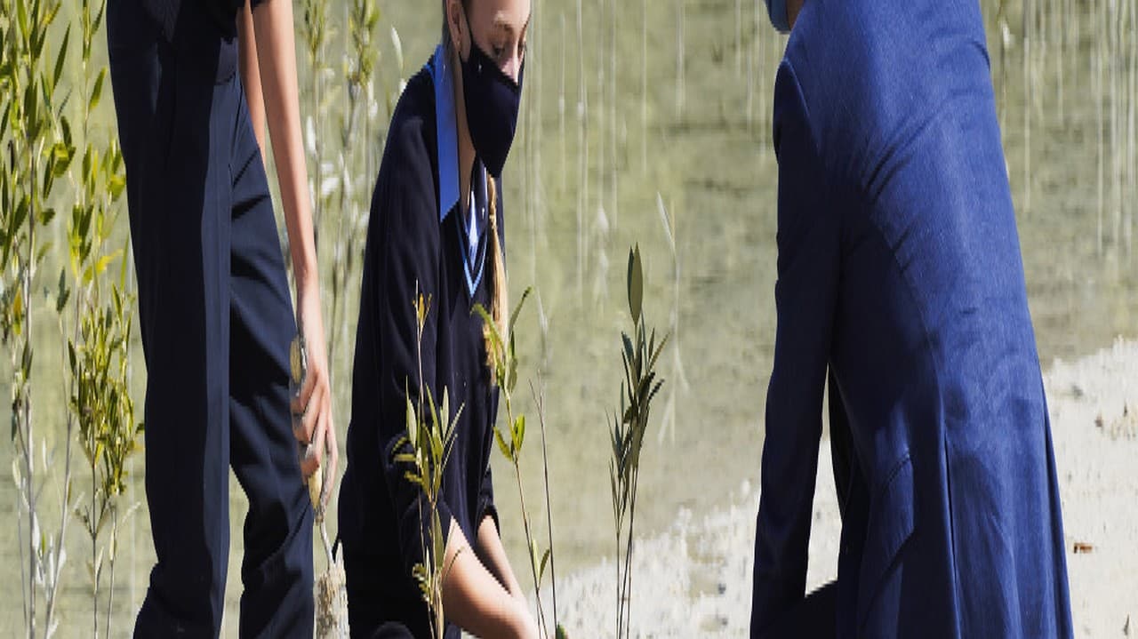 Britský princ William sa rozpráva so študentmi British School v Al-Jubail Mangrove Park v Abu Dhabi, Spojené arabské emiráty.