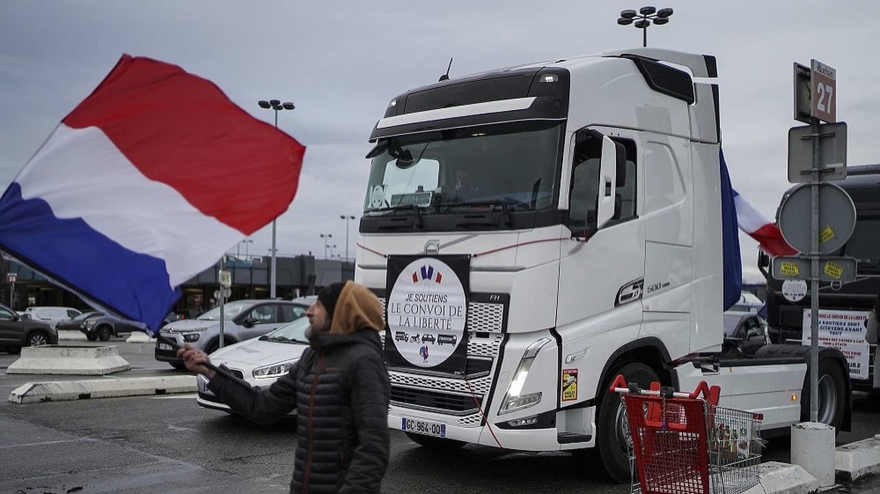Do Paríža prichádzali v piatok z celého Francúzska stovky vozidiel na protest proti epidemiologickým opatreniam vlády.
