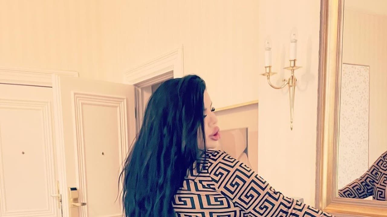 Natasha (27) má problém nájsť si lásku pre svoj podľa nej extrémny vzhľad.