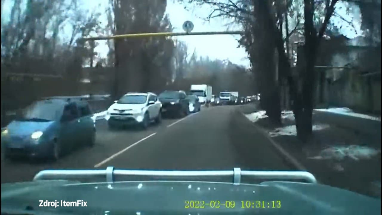 Vodič osobného automobilu sa chcel vyhnúť dopravnej zápche: Jeho nápad však nevyšiel