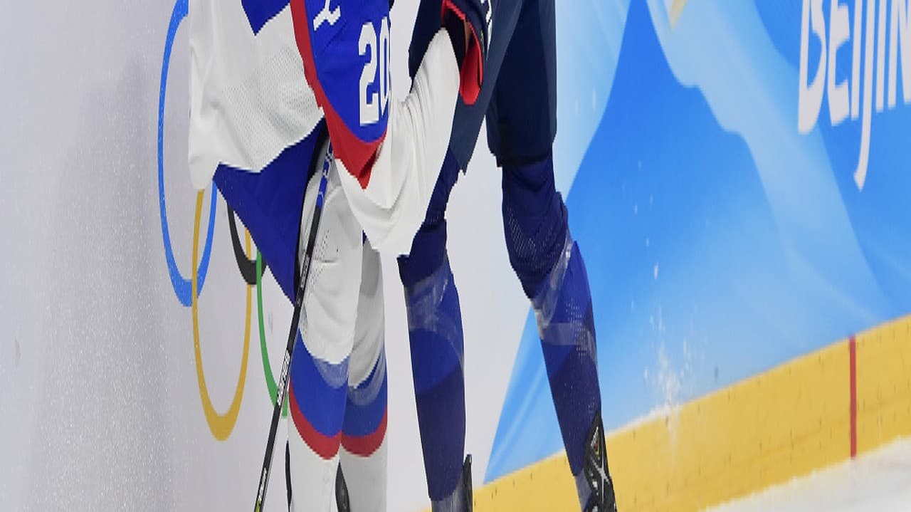 Na snímke zľava hokejista Juraj Slafkovský (Slovensko) a Juuso Hietanen (Fínsko) v semifinále olympijského turnaja.