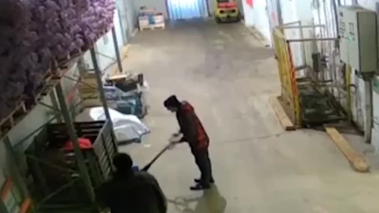 Mužovi pri vyťahovaní tovaru spadol celý regál: Kolegovia sa stihli uhnúť iba o chlp!