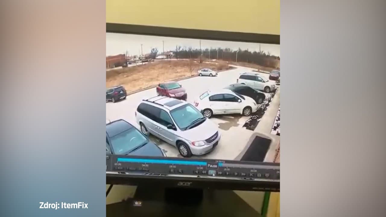 Preboha, kto mu dal vodičák? Pozrite sa, čo pri cúvaní stváral tento šofér! Schytali to ďalšie autá