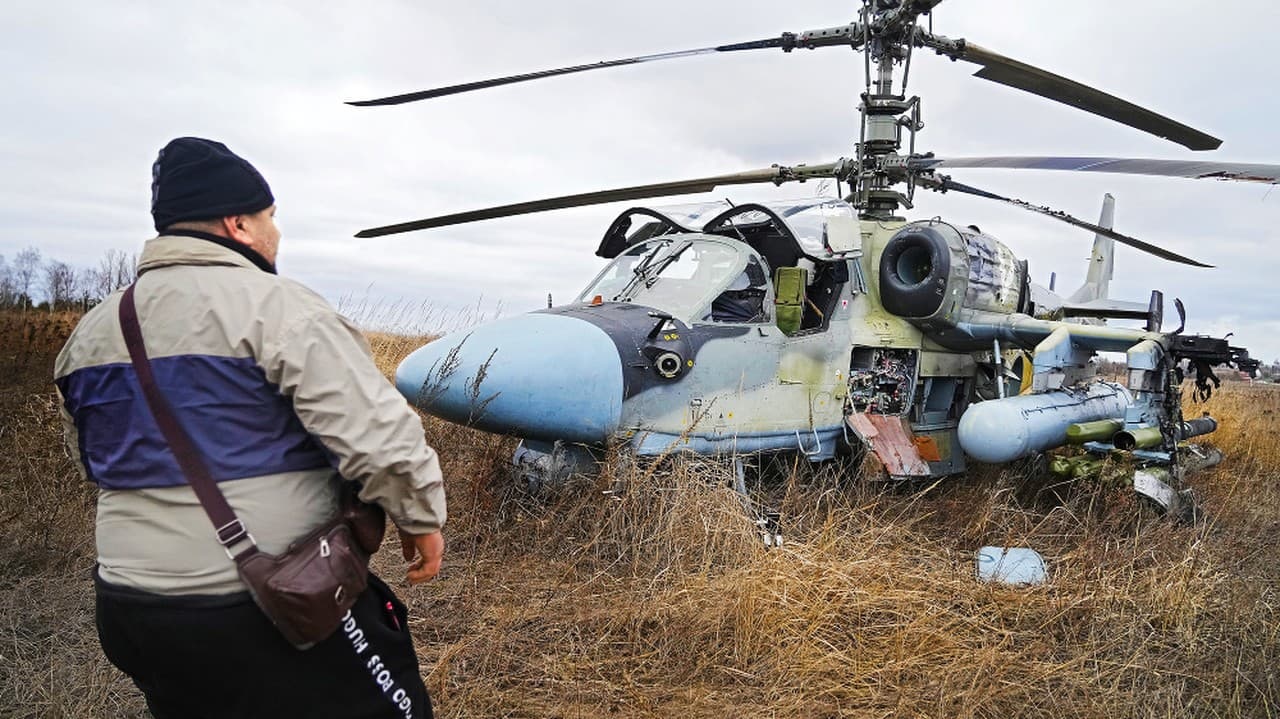 Ruský vrtuľník Ka-52 po zásahu raketou núdzovo pristál.