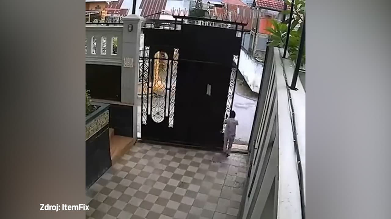 Žena chcela za odchádzajúcim autom zatvoriť bránu: To, čo sa stalo potom, ju nepríjemne prekvapilo