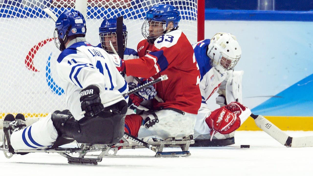 Na snímke vľavo Marián Ligda a vpravo brankár Eduard Lepáček (obaja Slovensko) počas zápasu B-skupiny v parahokeji mužov Česko - Slovensko na zimných paralympijských hrách v Pekingu.