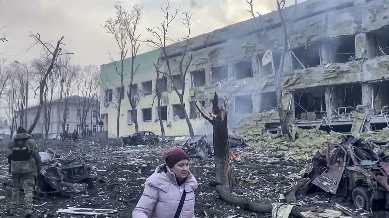 Zničujúci útok na nemocnicu v ukrajinskom meste Mariupol.