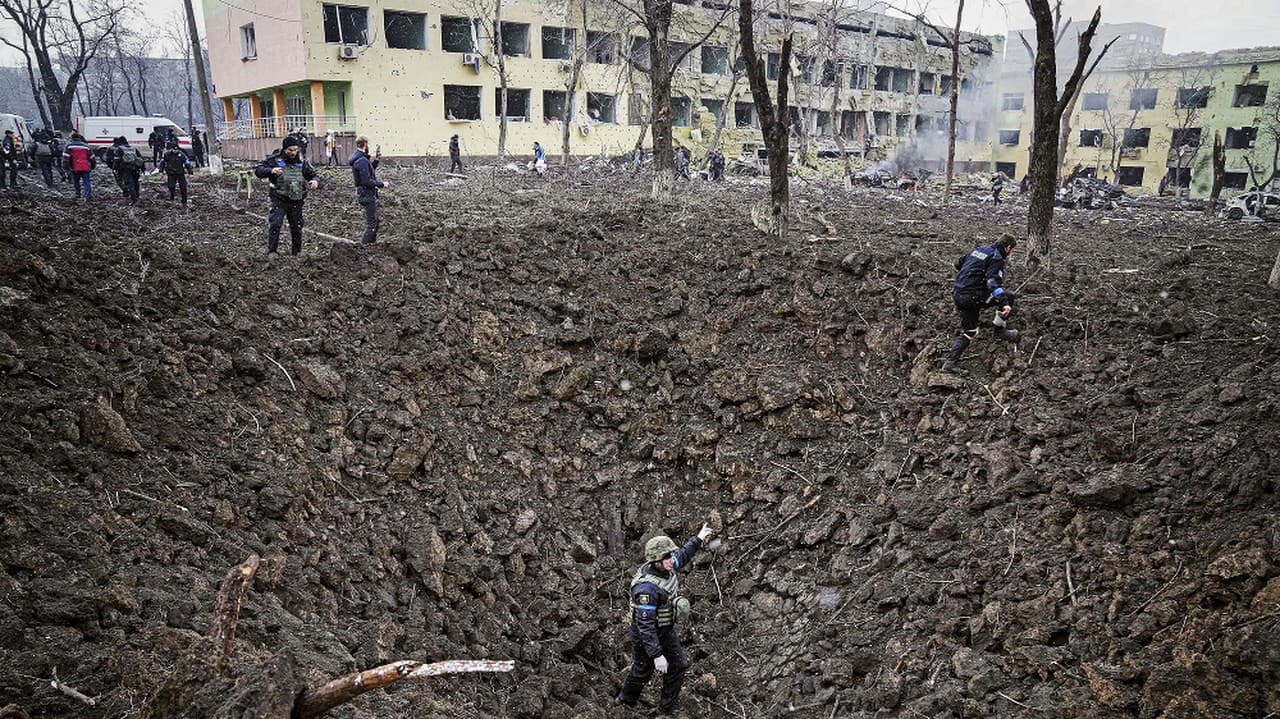 Po výbuchu bomby ostal obrovský kráter.