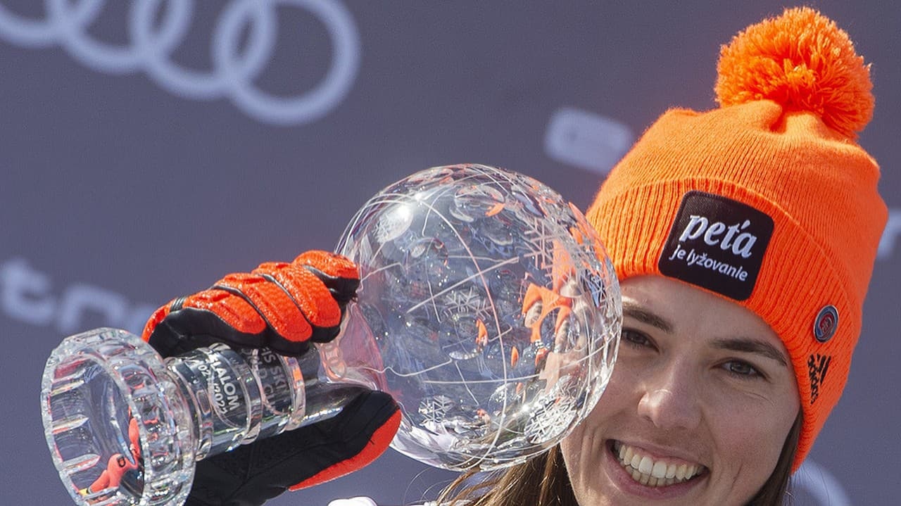 Slovenská lyžiarka Petra Vlhová s pohárovou trofejou a medailou víťazky v slalome žien po finále Svetového pohára. 