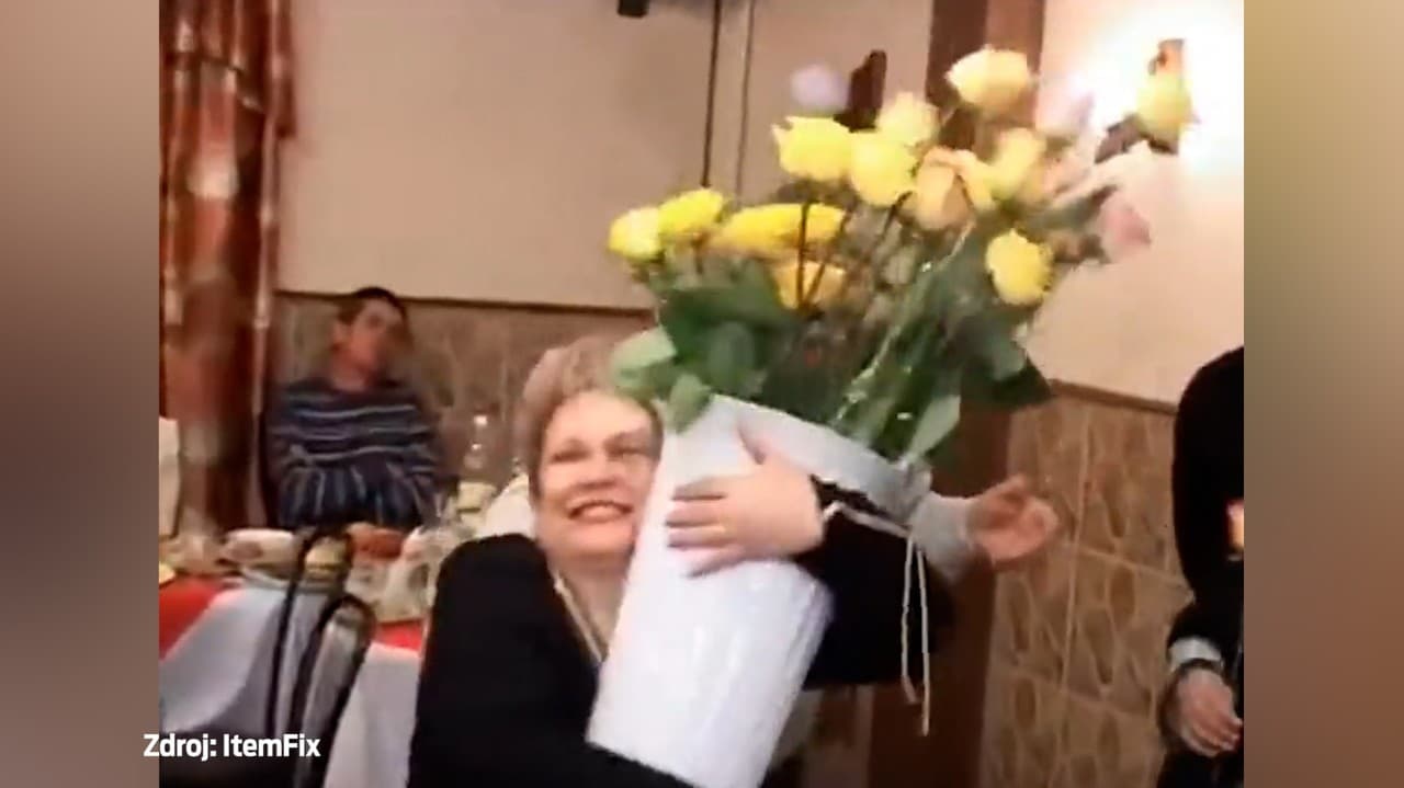 Oslava plná dôchodcov sa zvrhla: Žena s mužom skončili pod stolom