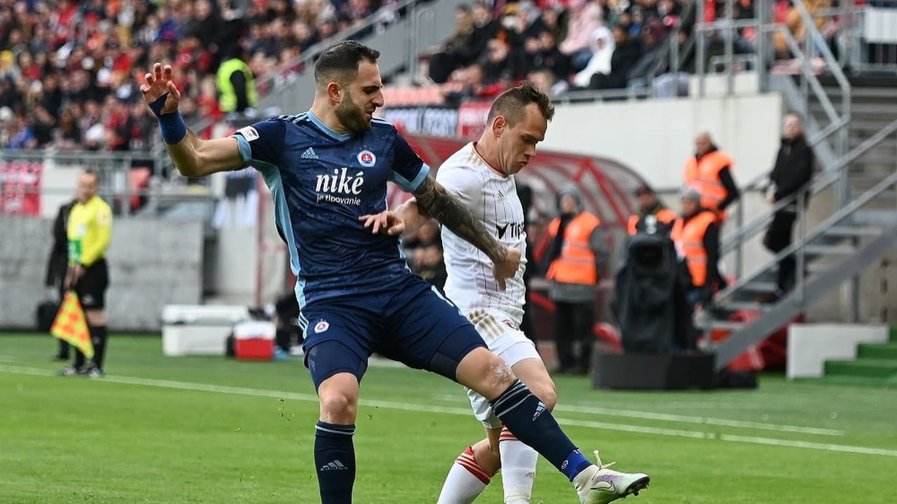 Na snímke vpravo kapitán Trnavy Martin Mikovič a hráč Slovana Guram Kašia počas zápasu 4. kola nadstavbovej časti Fortuna ligy o titul medzi FC Spartak Trnava a ŠK Slovan Bratislava v Trnave.