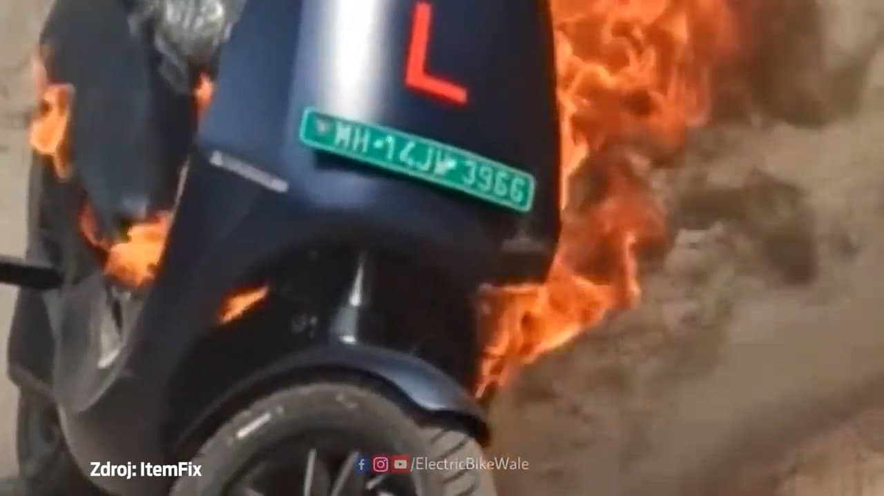Elektrický skúter znenazdajky zachvátili plamene a nie je prvý: V tejto krajine s tým majú veľký problém