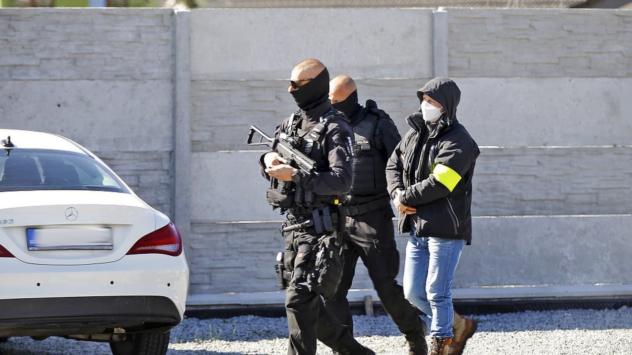 Obvineného včera policajti priviedli na miesto činu.