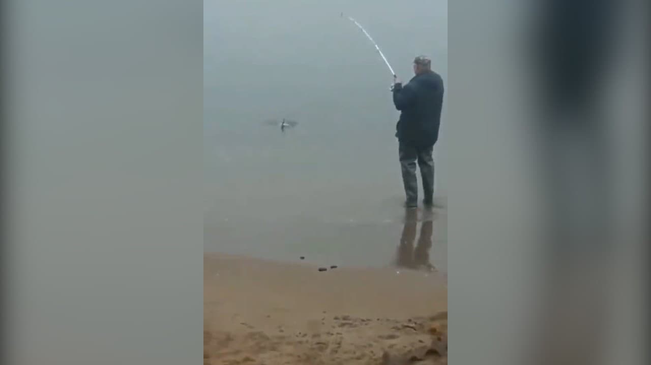 Rybár si dal pauzu od chytania rýb, pozrite čo chytal namiesto nich: Trúfli by ste si?