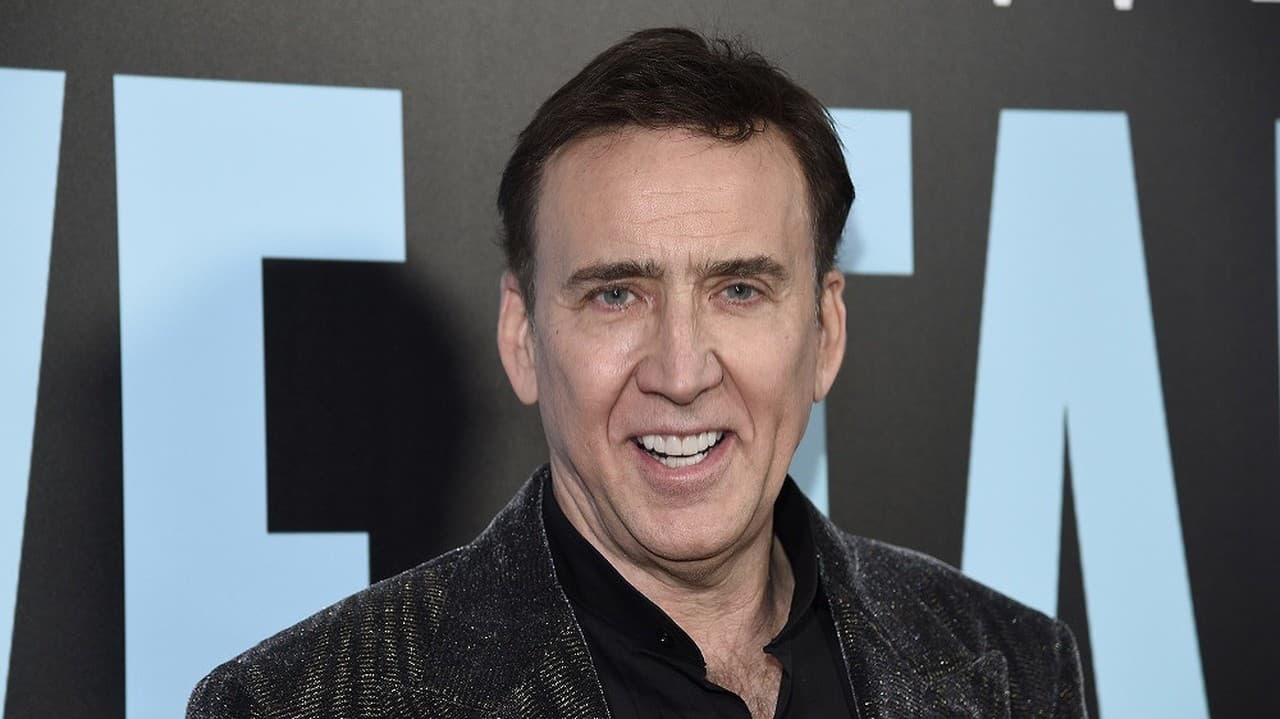 Herec Nicolas Cage pózuje pred špeciálnym premietaním filmu Neznesiteľná váha obrovského talentu