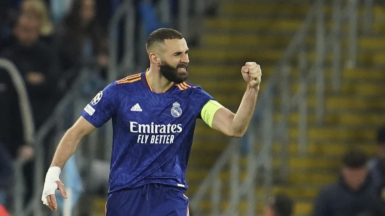 Karim Benzema oslavuje svoj gól v semifinále Ligy majstrov.