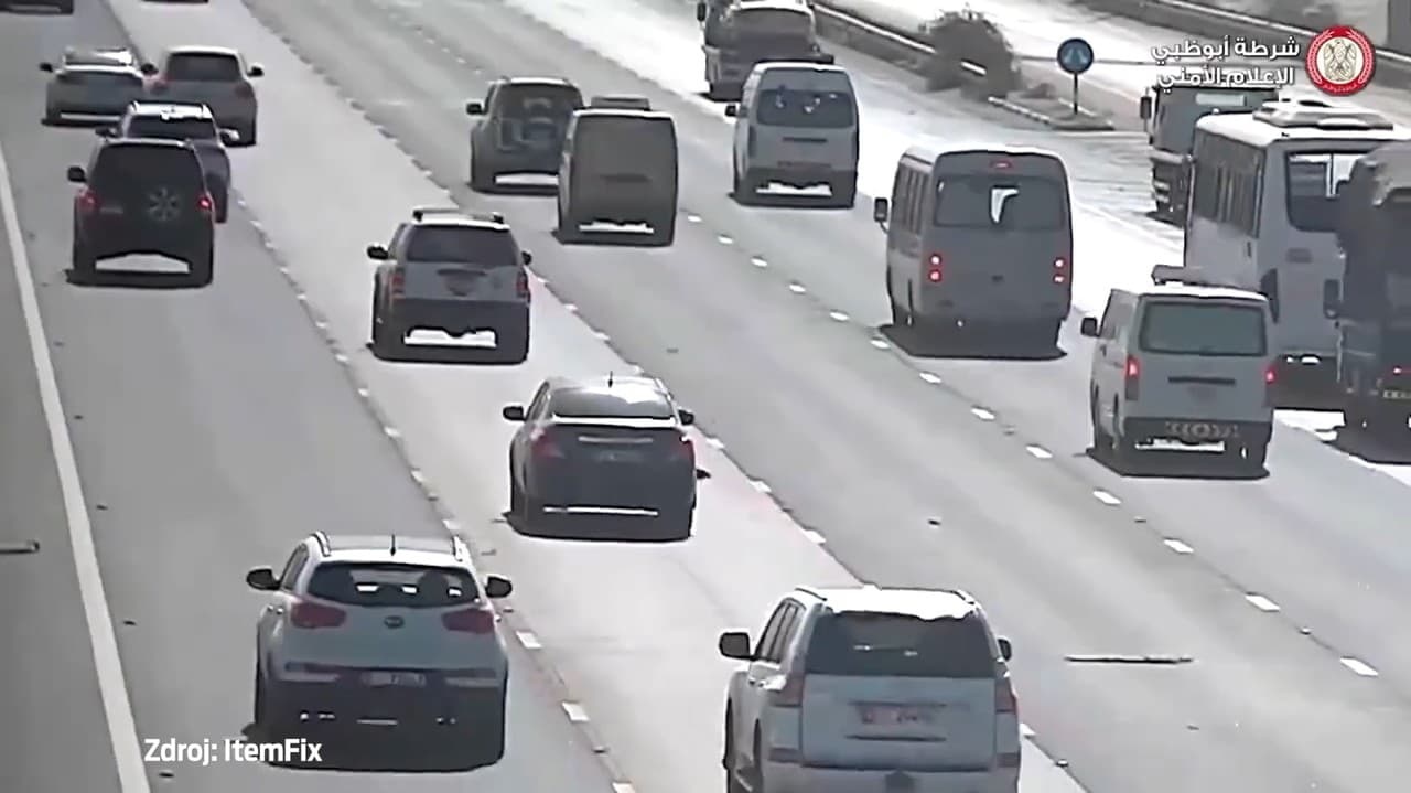 Vodičovi v strede diaľnice praskla pneumatika: Strašné, čo nasledovalo, keď zastavil!