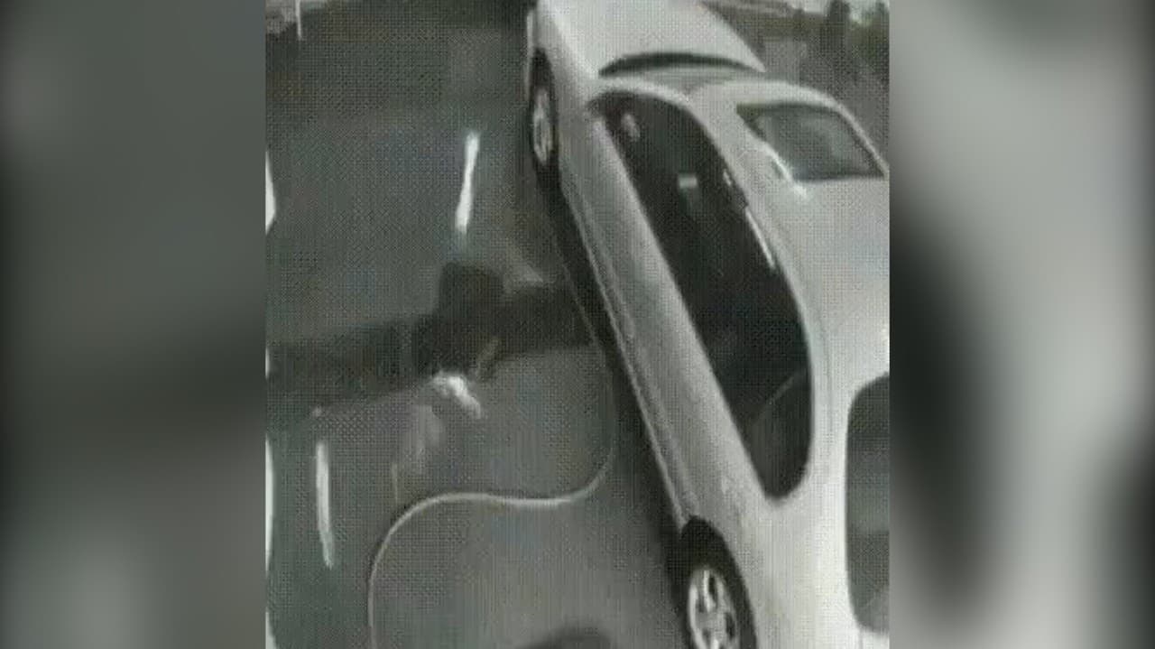 Muž umýval auto, šofér bol zatiaľ vo vnútri: To, čo urobil, v sekunde oľutoval