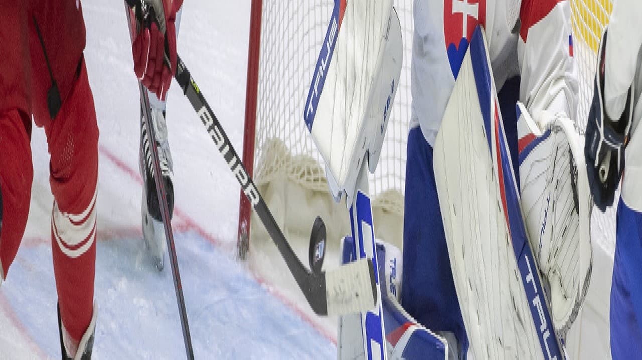 Na snímke vpravo brankár Adam Húska (Slovensko) a vľavo Frederik Storm (Dánsko).