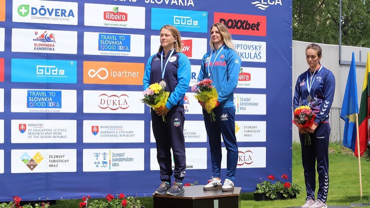 Na snímke víťazky, zľava Talianka Stefanie Hornová a Slovenka Eliška Mintálová (získali prvé miesto) a bronzová Mallory Franklinová z Veľkej Británie v kategórii K1 ženy.