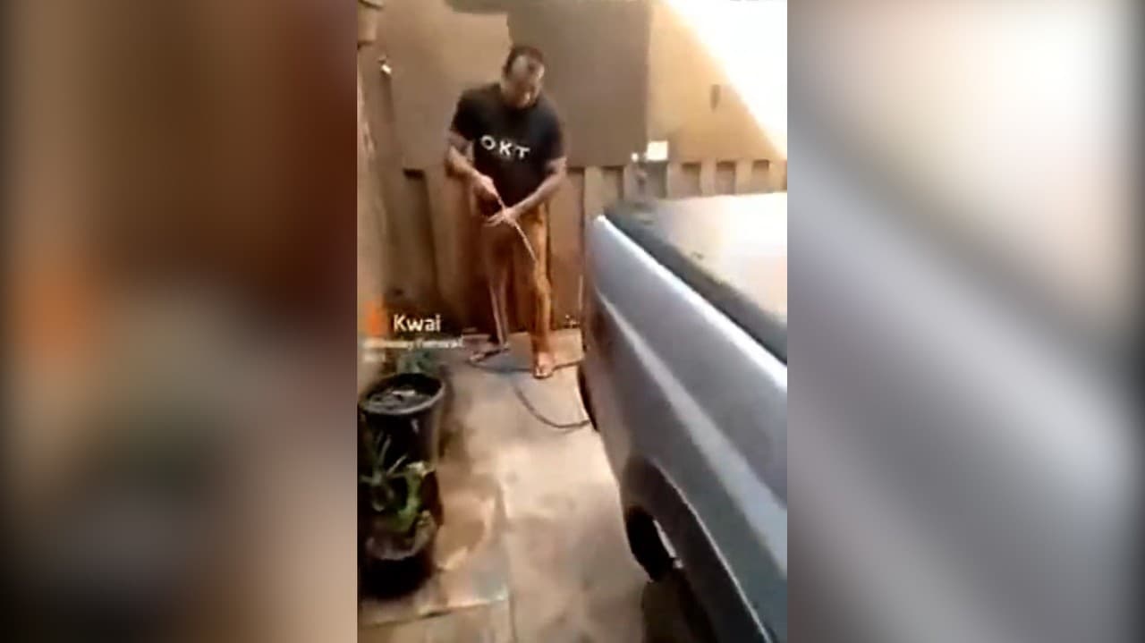 Muž si chcel umyť auto, no z hadice mu tiekla voda veľmi slabo: Pozrite sa, ako sa vynašiel!