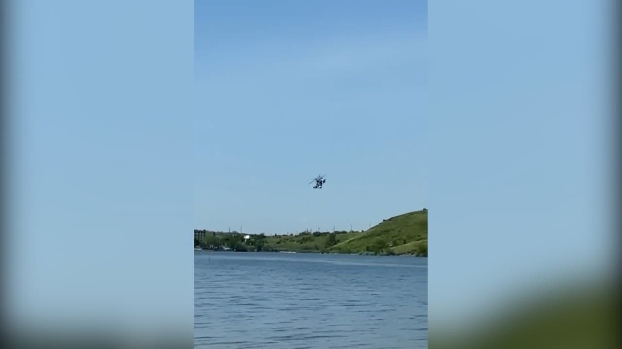 Toto by ste chceli zažiť aj vy: Rozhorúčených turistov prišiel ovlažiť vrtuľník s perfektným manévrom, to je studená sprcha!