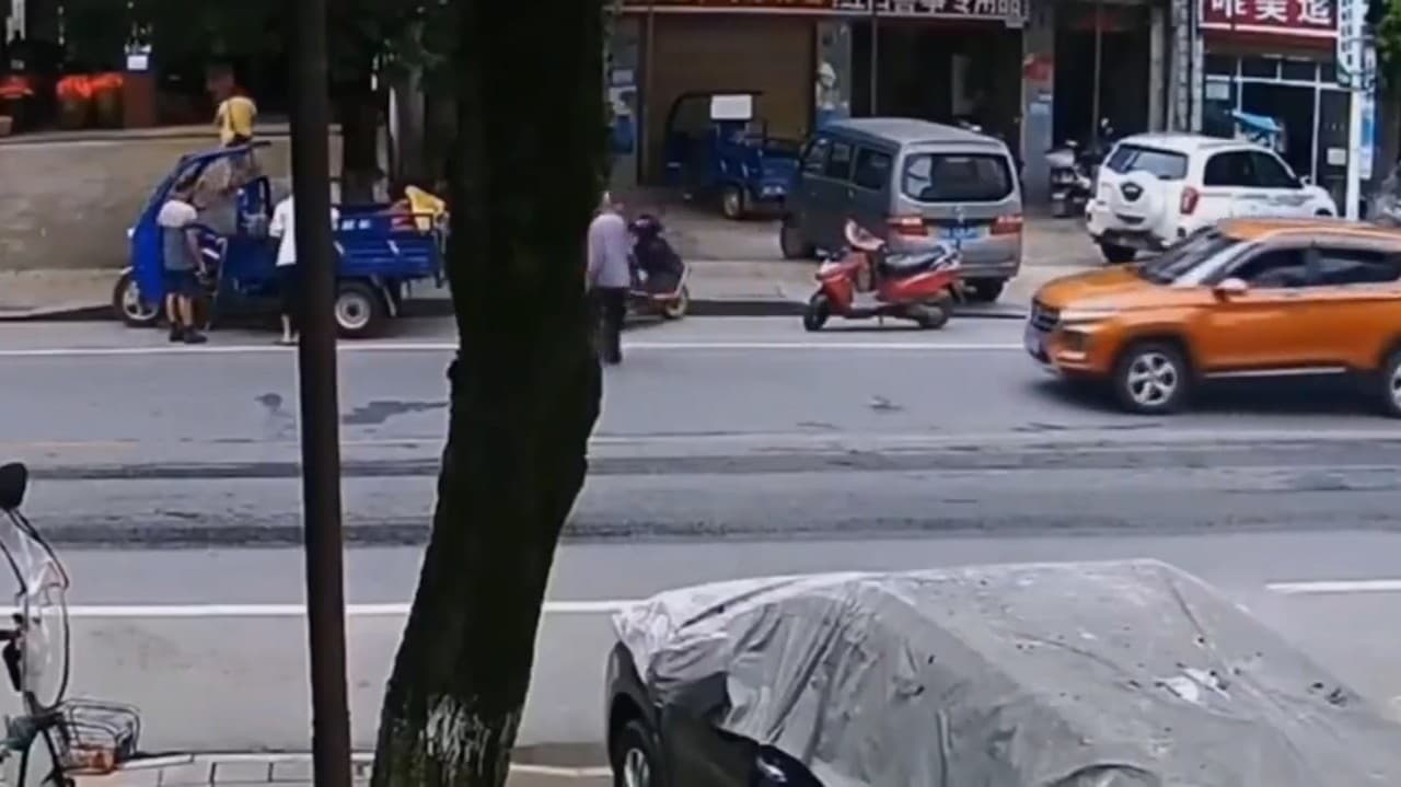 Hrozná nehoda kvôli chodcovi na ceste? Osobné auto zastalo pred človekom, vyrútili sa však 2 kamióny!