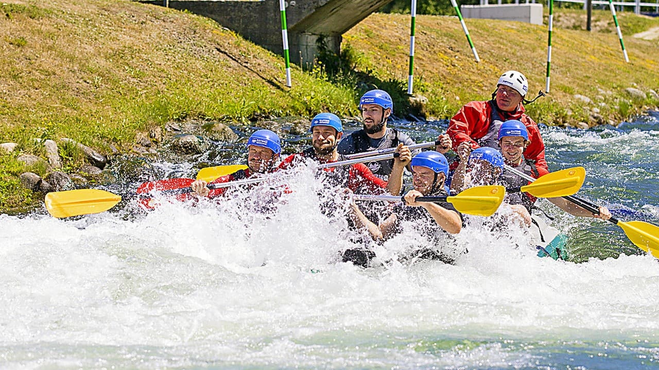 Hráči trojnásobného českého majstra so šiestimi Slovákmi si rafting užili.