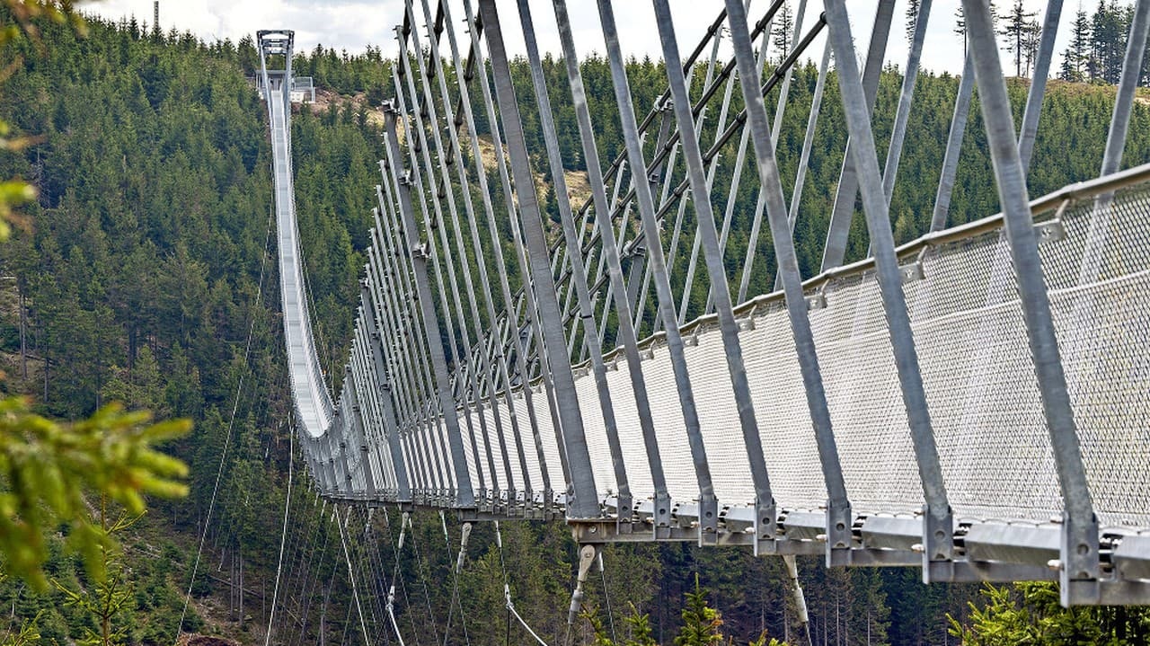 Каменный мост в небо. Подвесной мост в Чехии. Мост Скай бридж Чехия. Самый длинный подвесной мост в Чехии. Бразилия навесной мост.