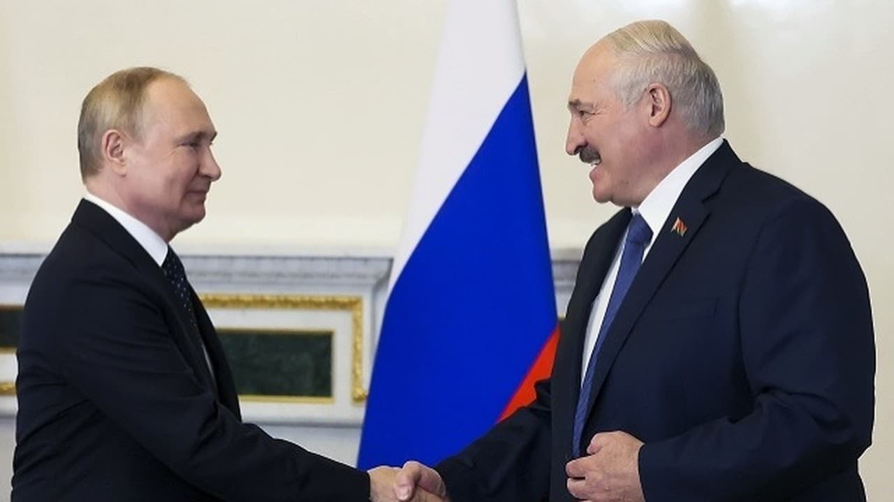 Ruský prezident Vladimir Putin (vľavo) a bieloruský prezident Alexander Lukašenko si podávajú ruky počas stretnutia v ruskom Petrohrade v sobotu 25. júna 2022.