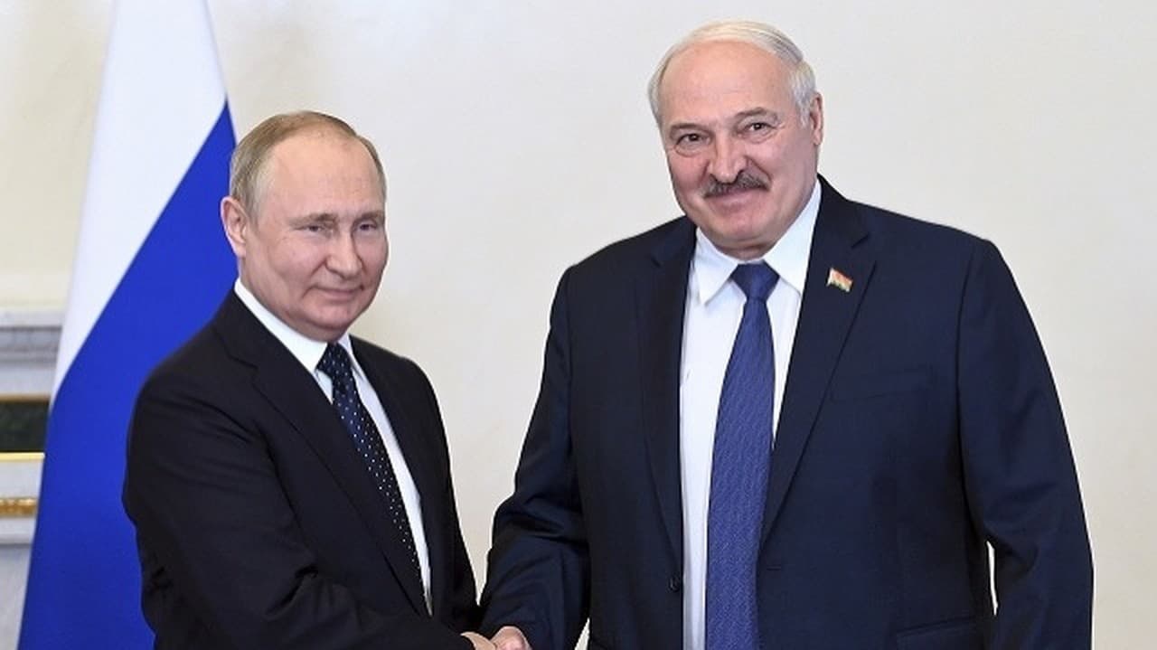 Ruský prezident Vladimir Putin (vľavo) a bieloruský prezident Alexander Lukašenko si podávajú ruky počas stretnutia v ruskom Petrohrade v sobotu 25. júna 2022.