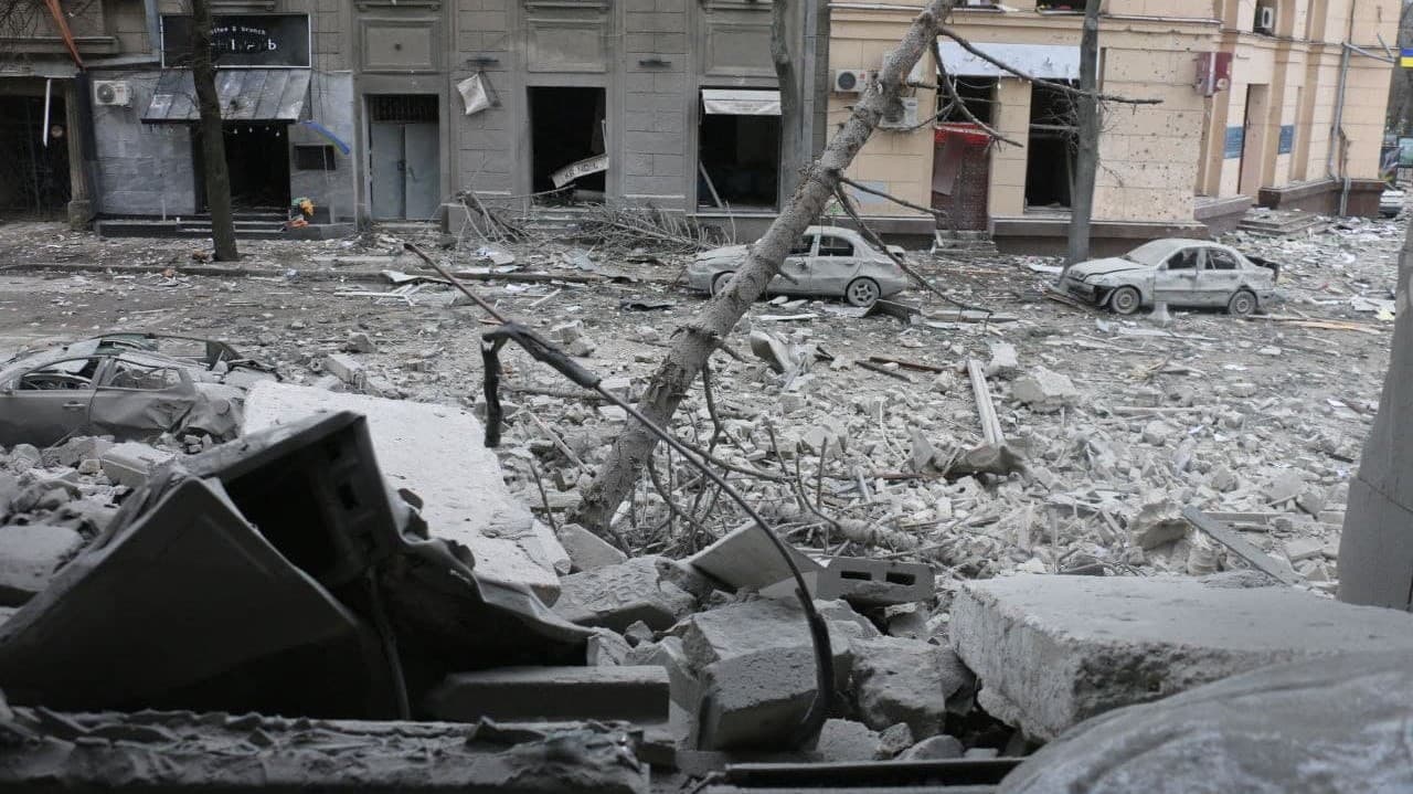 Пали харьков. Харьков после бомбежки 2022. Разрушенное здание.
