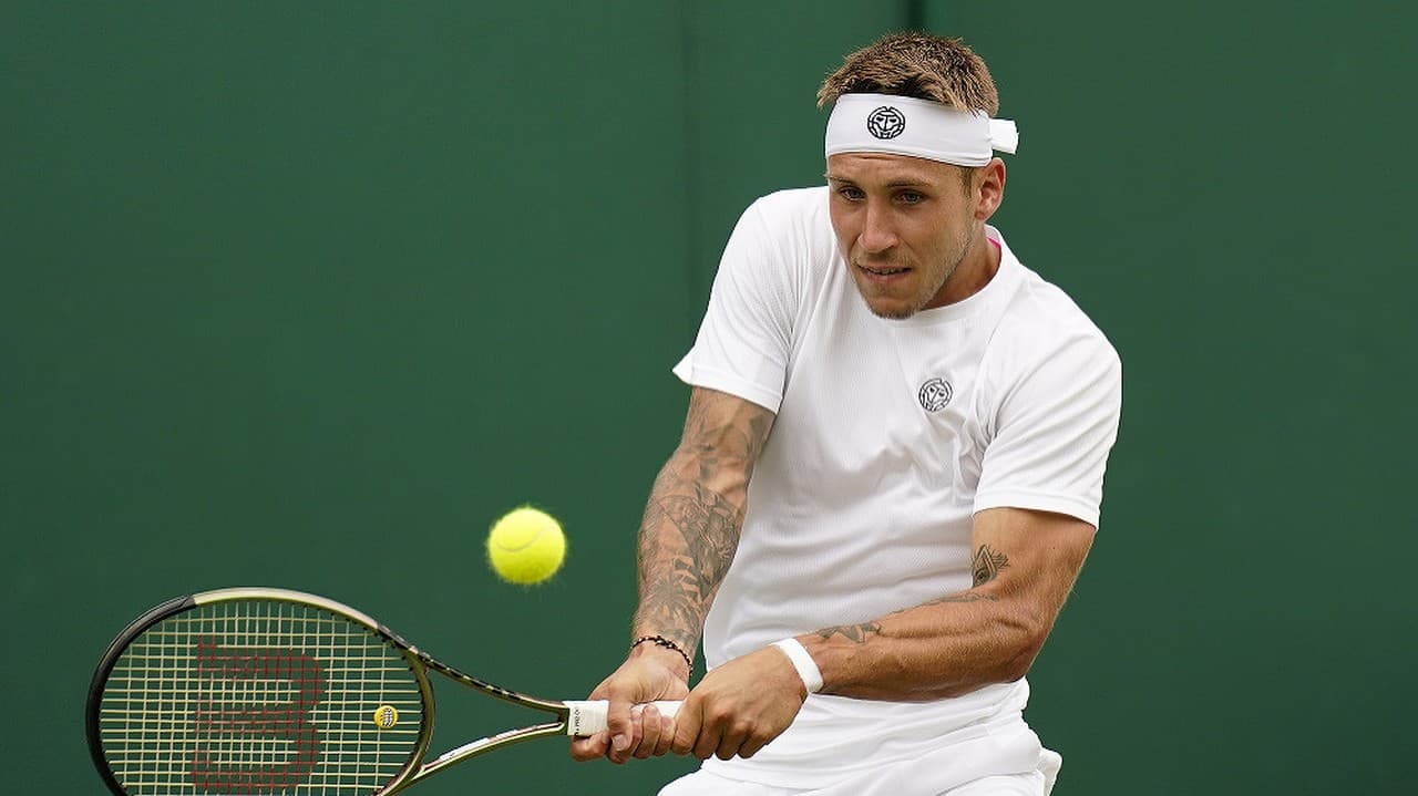 Slovenský tenista Alex Molčan sa prebojoval už do 3. kola wimbledonskej dvojhry.