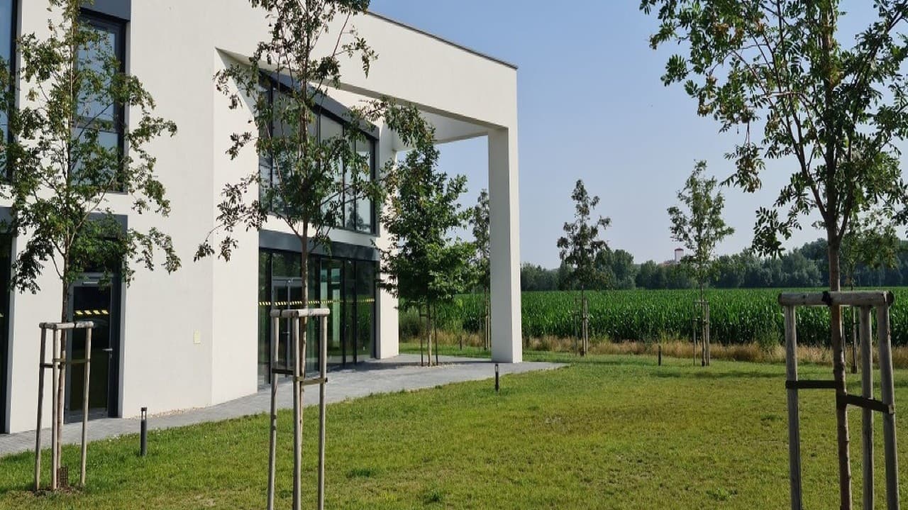 Jej súčasťou je aj zeleň s rozlohou 836 m2 určená na trávenie voľného času detí a na umiestnenie hracích prvkov.