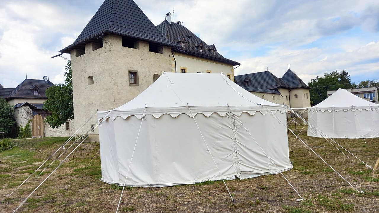 Stany sú postavené v blízkosti Vodného hradu v Hronseku.