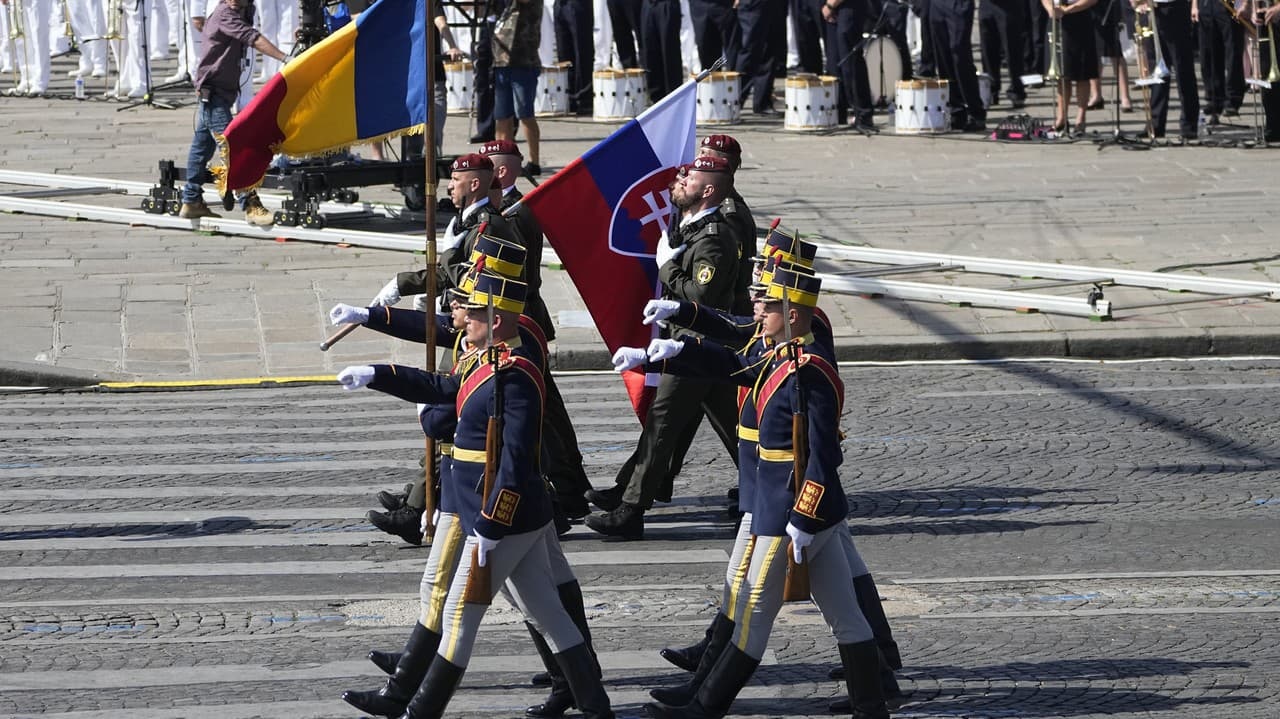 Les Français célèbrent la prise de la Bastille : des parachutistes slovaques défilent également dans le défilé militaire