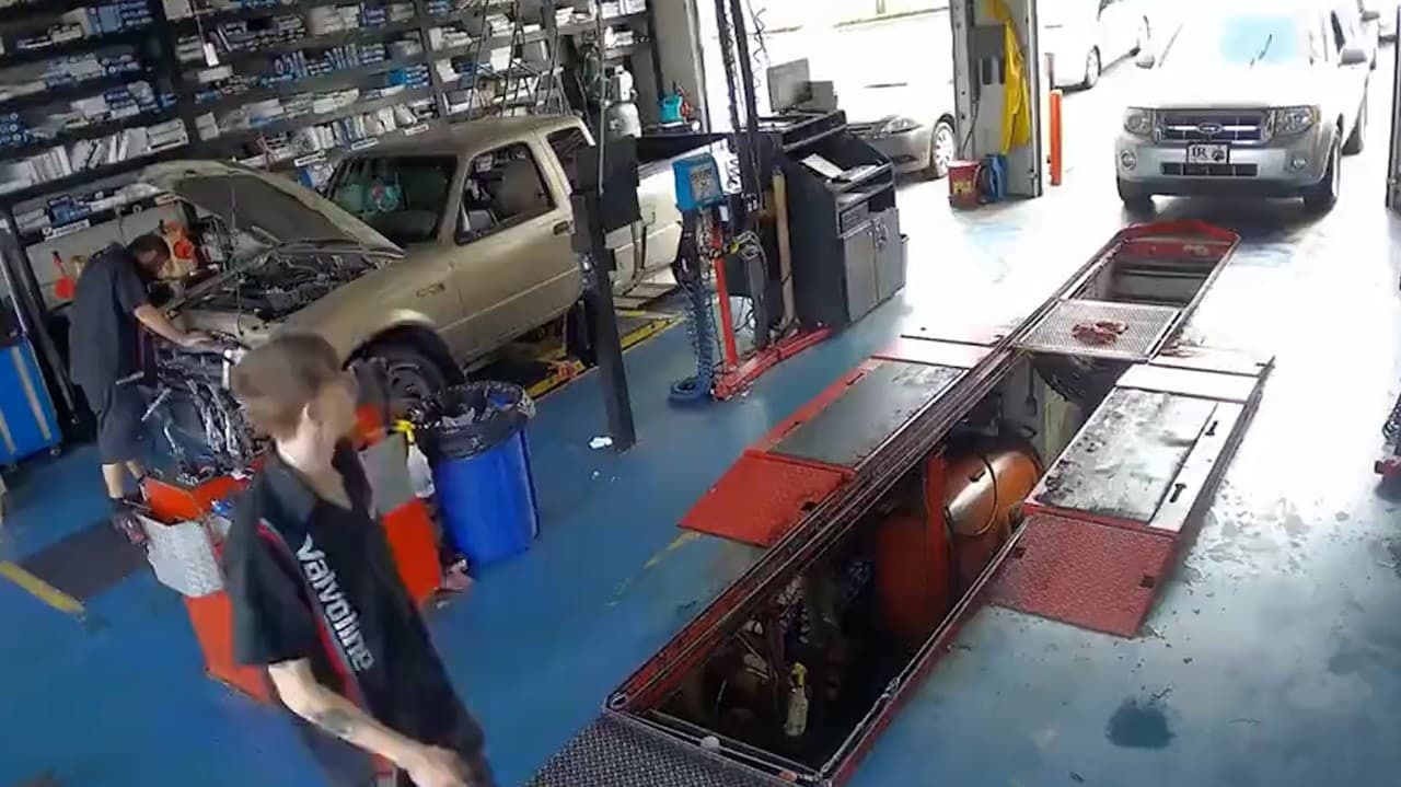 Do servisu prišiel kvôli jednej veci: O chvíľu mu opravovali celé auto!