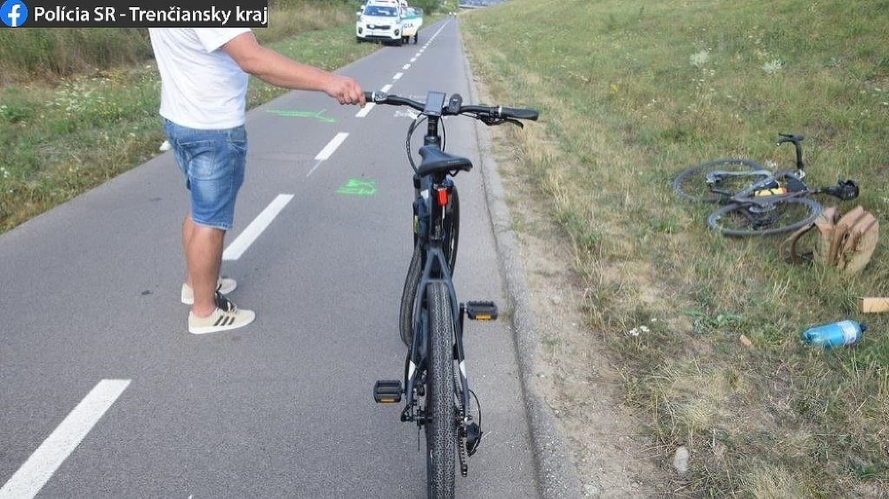 Na trenčianskej cyklotrase sa zrazili dvaja cyklisti, žena utrpela ťažké zranenia.