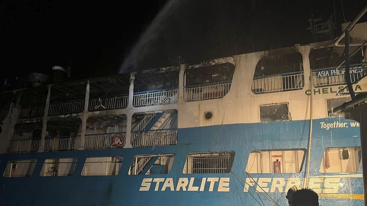 Personál filipínskej pobrežnej stráže a dobrovoľníci zachránili viac ako 80 pasažierov a posádku medziostrovného trajektu, ktorý začal horieť.