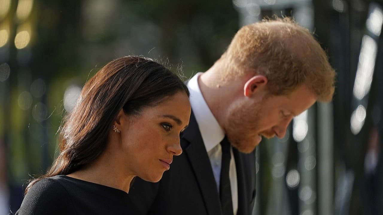 Vojvodkyňa Meghan a princ Harry vzdali hold zosnulej kráľovnej († 96).