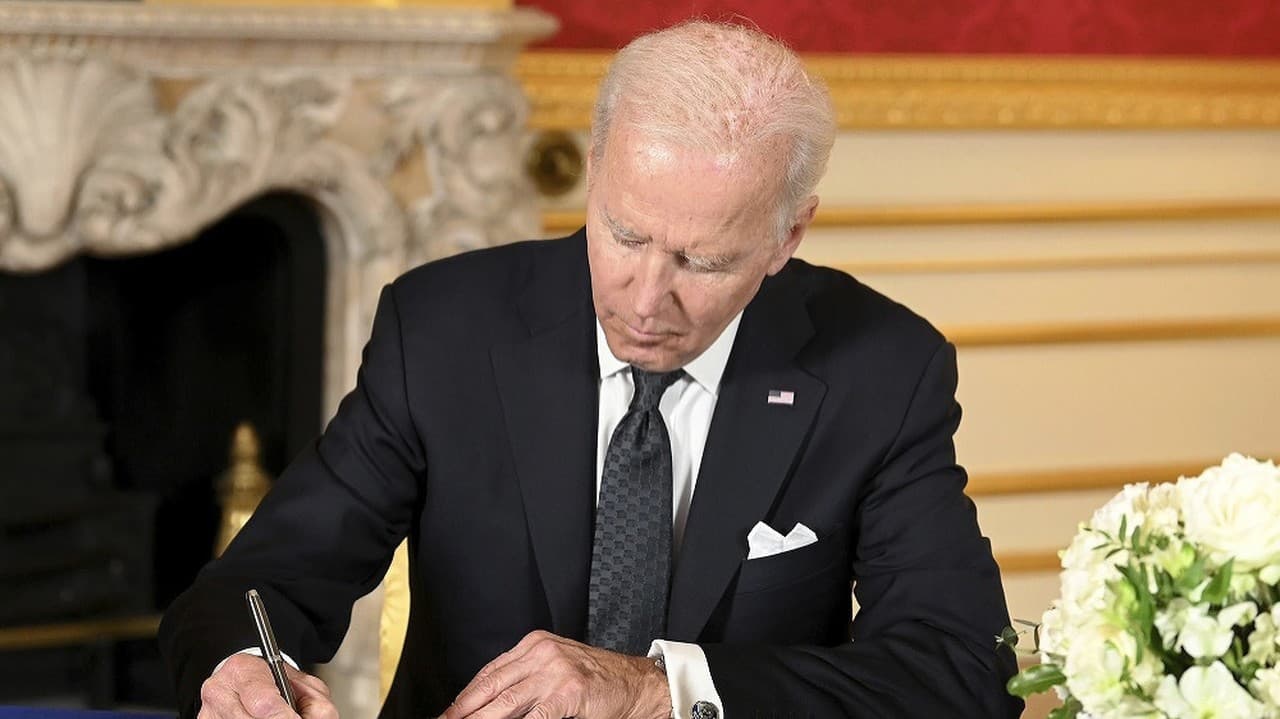 Americký prezident Joe Biden a prvá dáma Jill Bidenová vzdali vo Westminsterskej sále poctu zosnulej britskej kráľovnej Alžbete II.