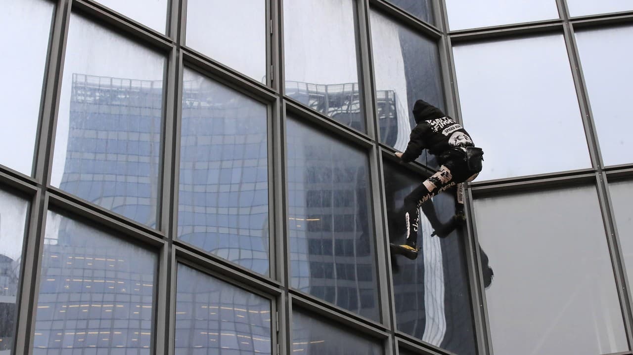 Un look qui donne la chair de poule !  Le Spider-Man français a escaladé un gratte-ciel : Sans sécurité