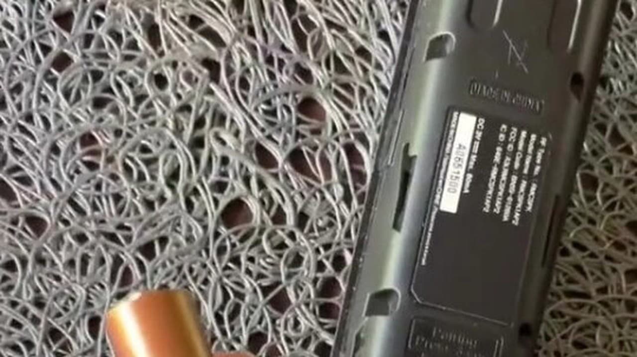 Lindsey vysvetľuje, ako môžete použiť batériu typu AAA a alobal na výmenu batérie typu AA. 