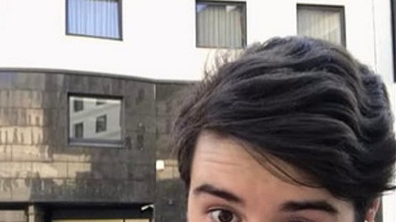 Keď bol na prieskume svojich budúcich cieľov, robil si pred nimi selfie.