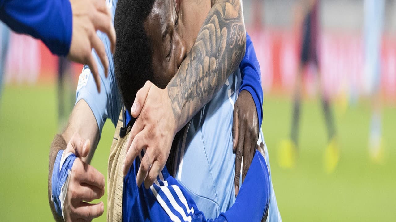 Na snímke sprava Aleksandar Ćavrić, Ibrahim Rabiu a Giorgi Čakvetadze (všetci Slovan) sa radujú po strelení tretieho gólu.