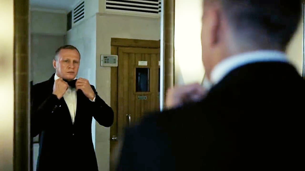 Predtým, ako opustil hotel, musel si minister upraviť motýlika.